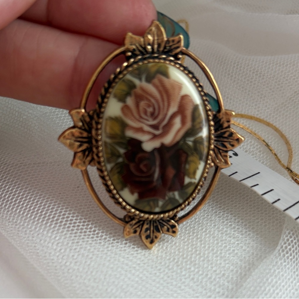 Sara Coventry Vintage  Gold Rose Cameo Pendant Brown & Pink Roses